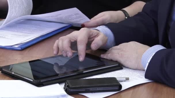 Handen - de man is te typen op de Tablet PC — Stockvideo