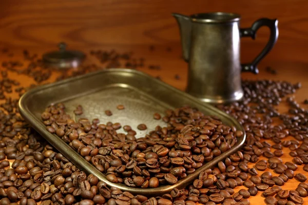 tahıl kahve. krema ve şeker ile. cezve ve tepsi ile