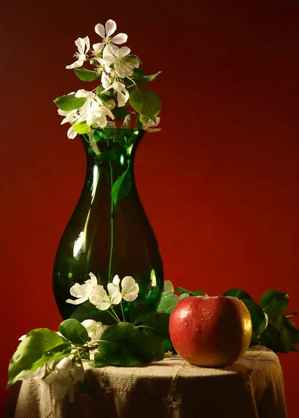 Yeşil sürahi ve Kırmızı elma