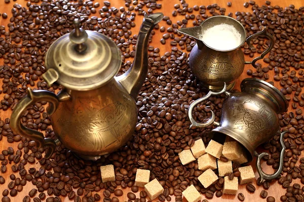 Зерно кофе со сливками и сахаром — стоковое фото