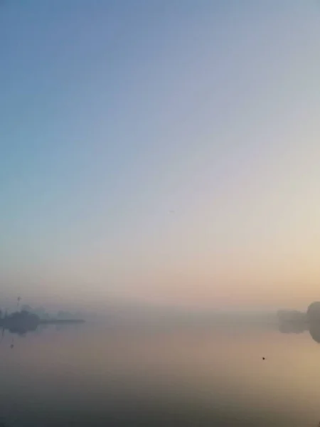 Озеро Туманом Восходе Солнца — стоковое фото