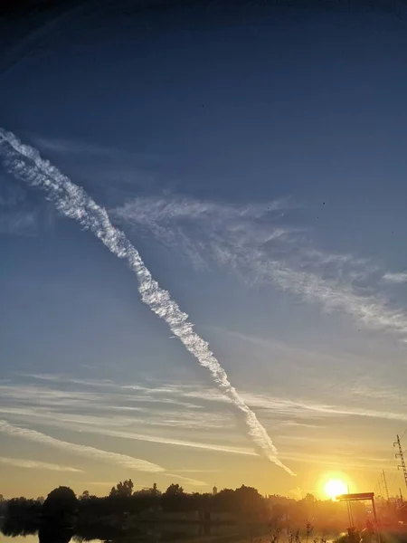 日の出時に見える雲 — ストック写真