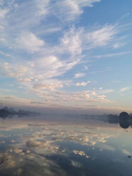 호수에 반사된 — 스톡 사진