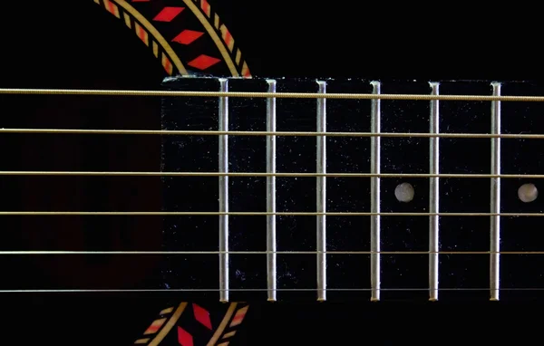 Fretboard et cordes sur une vieille guitare — Photo