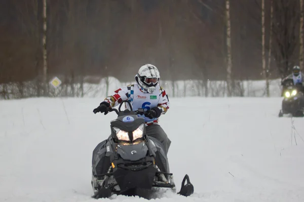 Schnellfahrender Motorschlittenfahrer — Stockfoto