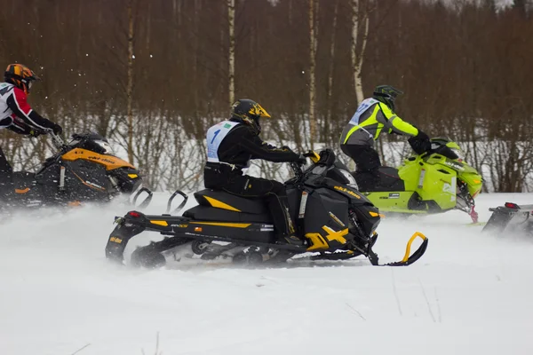 Rasante Fahrer auf dem Schneemobil — Stockfoto