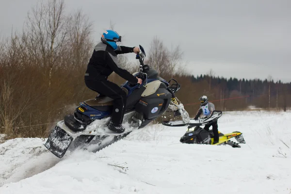 Cavaleiro em uma moto de neve — Fotografia de Stock