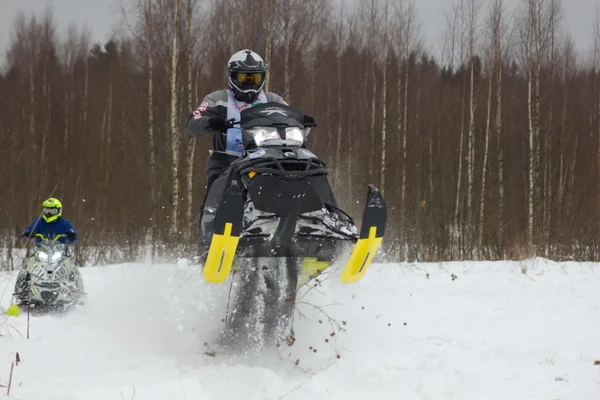 Jinete en una moto de nieve — Foto de Stock