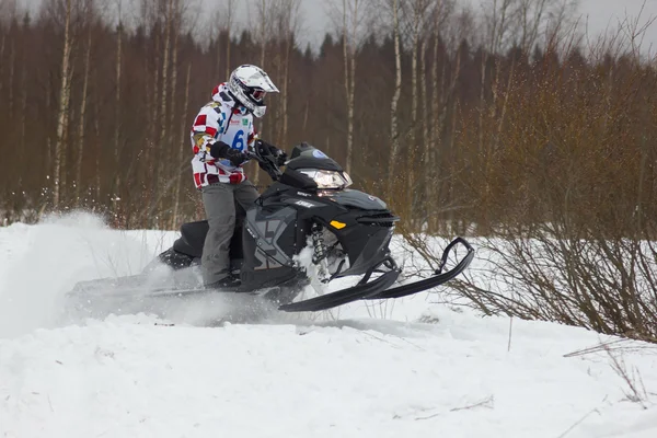 Piloto de moto de nieve en movimiento rápido — Foto de Stock