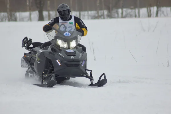 Snabb rörliga snöskoter rider Stockbild