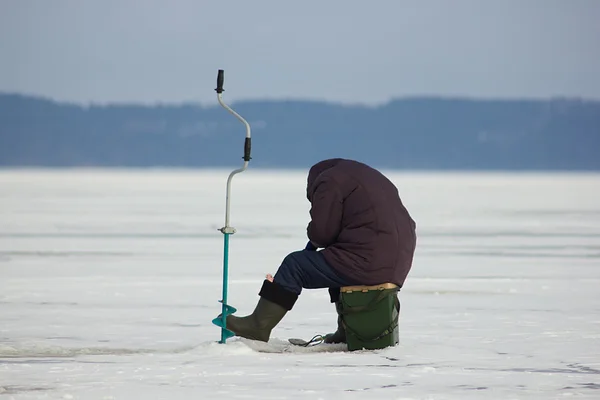 Pescador sobre hielo en invierno — Foto de Stock