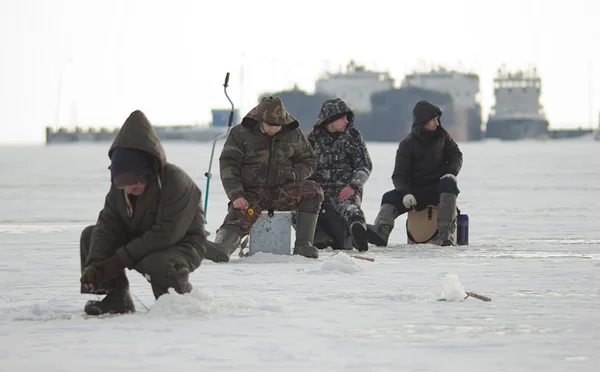 Рыбаки на льду зимой — стоковое фото