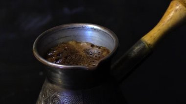 Kahve pot kahve dökülen