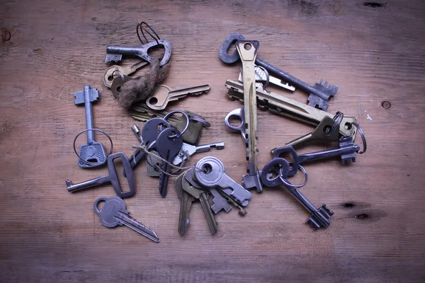 Gamla nycklar på plankan — Stockfoto