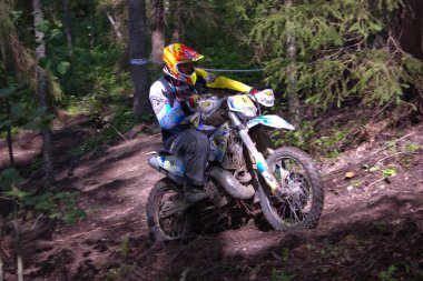 Engebeli arazi üzerinde hareket binici