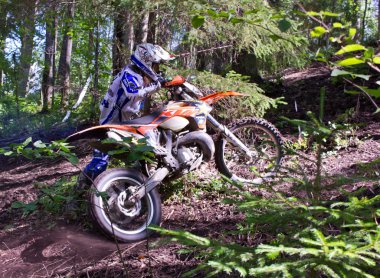 Engebeli arazi üzerinde hareket binici