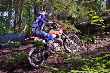 Engebeli arazi üzerinde hareket binici