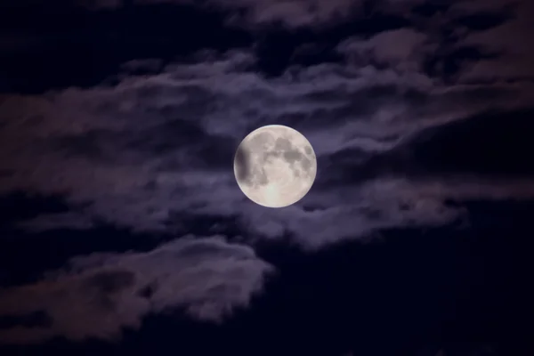 La lune éclaire les nuages — Photo