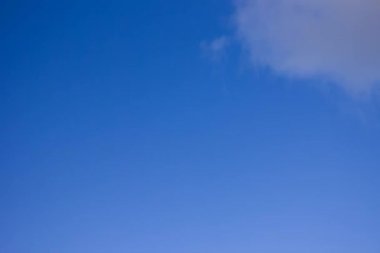 Bulutlar gökyüzünde hareket