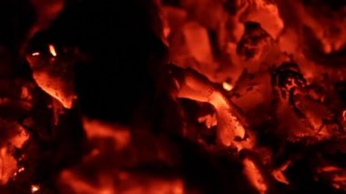 Yangında smoldering kömürleri