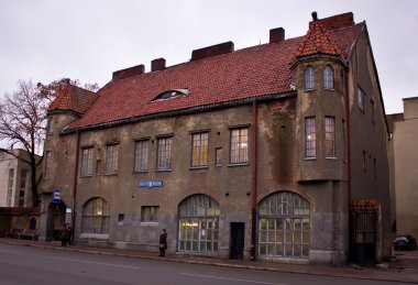 Kırmızı kiremit çatılı bina