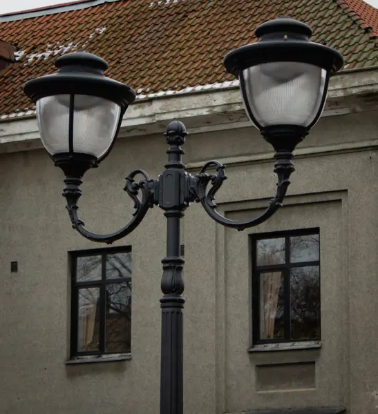 Karşı evin sokak lambası
