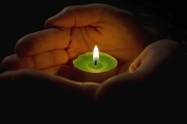 Candle in the hands — Stock Photo, Image