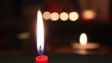 Karanlıkta yanan kırmızı mum