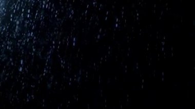 Kar kar karanlıkta düşüyor