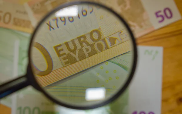 Euro banknot Büyüteç altında