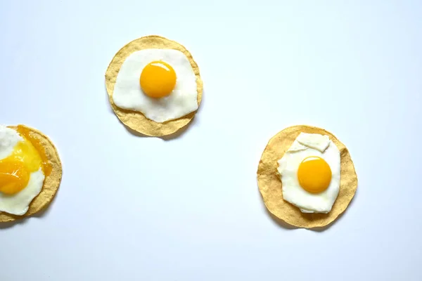 Górna Fotografia Jaj Smażonych Tortillą Rozbitym Jajem — Zdjęcie stockowe