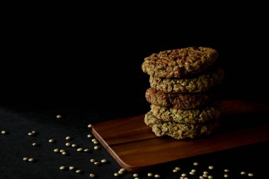 Mercimek burger, siyah arkaplan ve kopyalama alanının yatay yakınlaşması