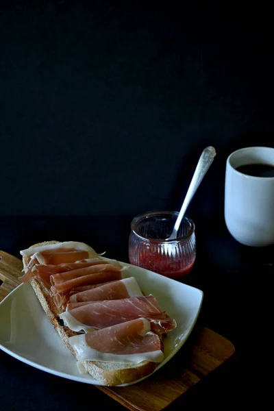 Primo Piano Verticale Piatti Bianchi Con Filetti Salmone Alla Griglia — Foto Stock