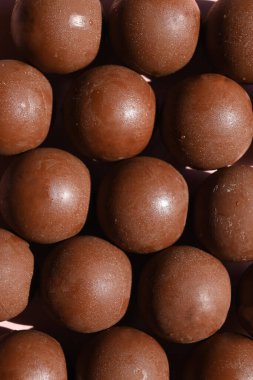 Küresel çikolata bonbonları yakın plan.