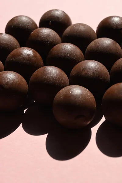 어두운 그림자와 배경을 초콜릿을 클로즈업 — 스톡 사진
