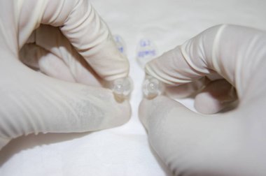 Laboratuvarda tüplerle çalışan bir bilim adamı.