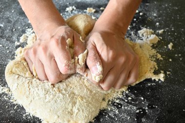 Bir kadının elinin yakın çekimi pan de muerto (ölüm ekmeği)