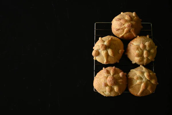 Vista Superior Pan Muerto Recién Horneado Sobre Fondo Negro — Foto de Stock