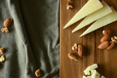 Badem ve cevizli manchego peynirinin en üst görüntüsü.