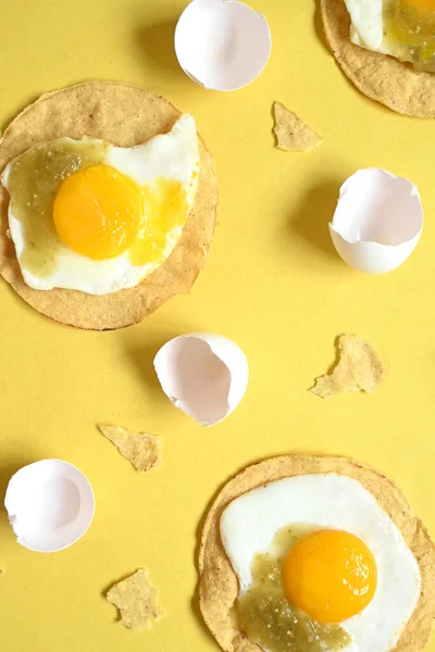 Huevos Fritos Rotos Junto Cáscaras Fondo Amarillo — Foto de Stock
