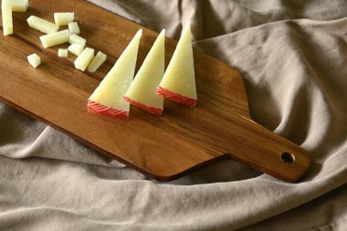 Tahtanın üzerinde manchego peyniri tahtası