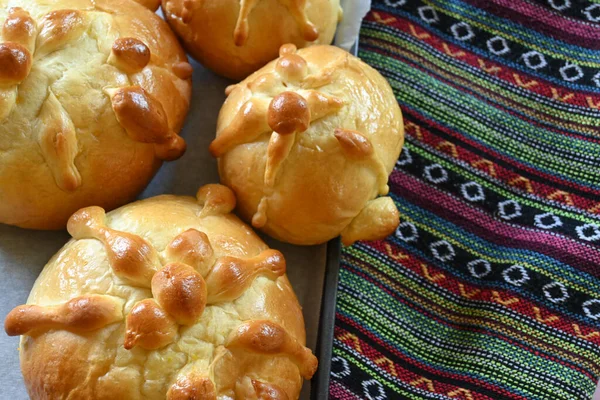 Bovenaanzicht Van Traditionele Zelfgemaakte Pan Muerto Met Kleurrijke Achtergrond Kopieer — Stockfoto