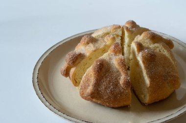 Paylaşmak için parçalanmış ölülerin ekmeği, ışık arkaplanı ve kopyalama alanı