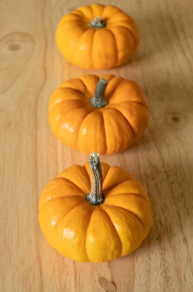 Verticaal Plan Van Drie Oranje Pompoenen Halloween Concept — Stockfoto