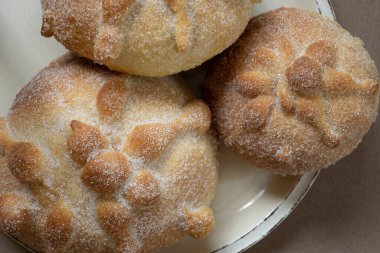 Geleneksel üç pan de muerto 'nun üstten çekimi, bej renkleri