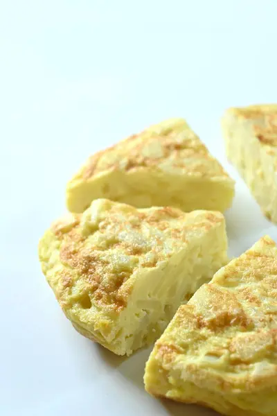 Primer Plano Tortilla Española Cortada Trozos Fondo Blanco Espacio Para — Foto de Stock