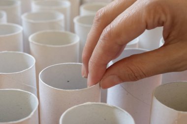 El ele tutuşan karton, geri dönüşüm kavramı, odak seçin ve boşluğu kopyalayın