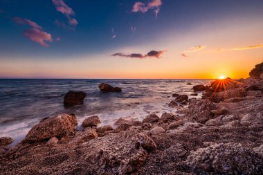 Gün batımı deniz taşları