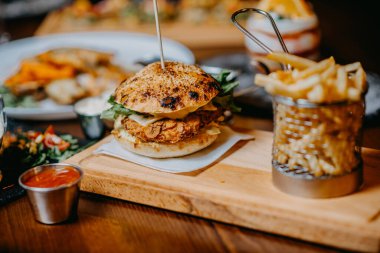 Tahta masada taze tavuk burgeri..