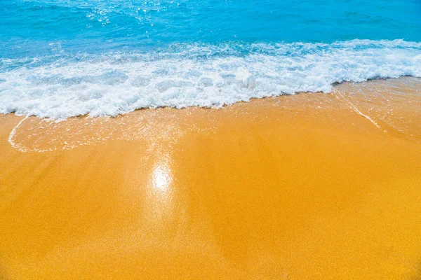 きれいな砂浜の柔らかい青い海の波 — ストック写真
